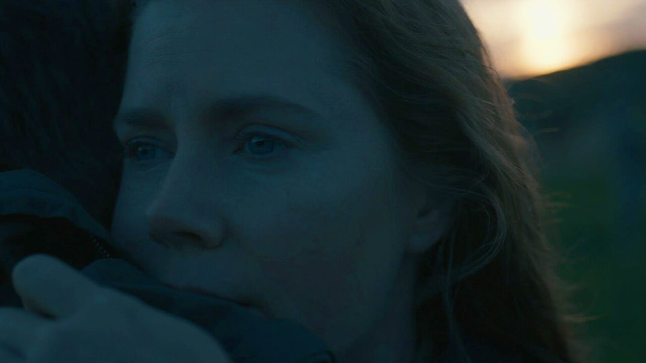 Scène de révélation dramatique dans Arrival, ambiance sombre et émotionnelle